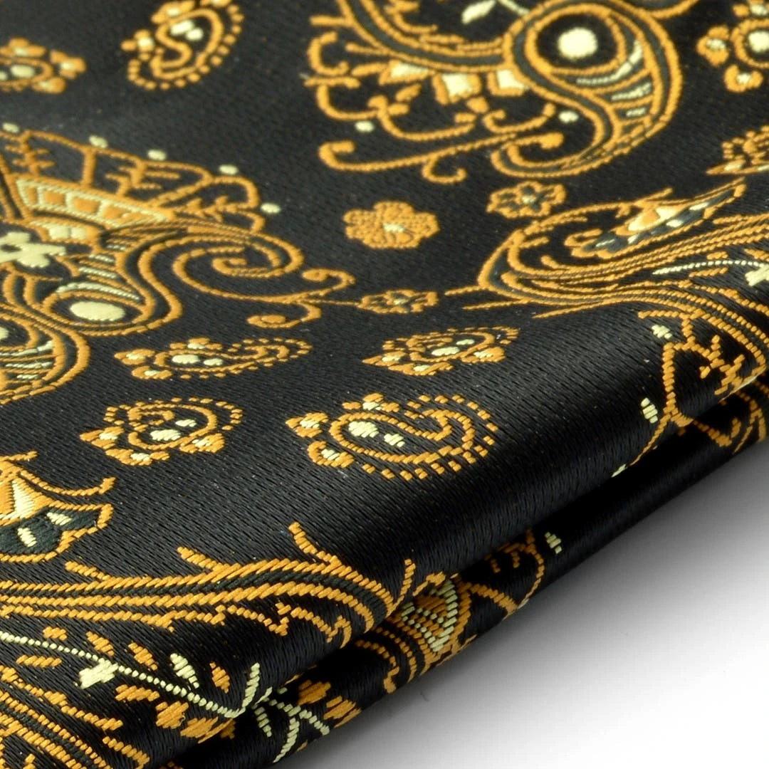 Tailor Toki Pochette De Costume En Soie Noire à Motifs Cachemire Dorés 4 Tailor Toki Pochette De Costume En Soie Noire à Motifs Cachemire Dorés – Image 2