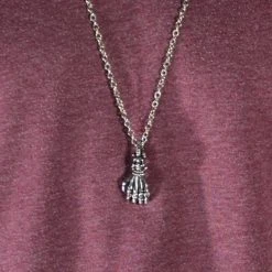 Fort Tempus Collier De L'homme Mort -Arkai Atlas Shop 25 dead man s hand stainless steel necklace cropped2