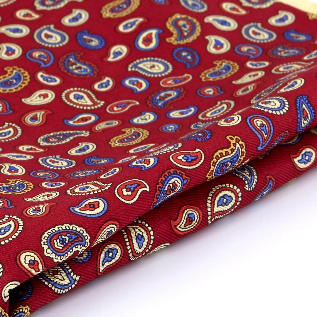 Tailor Toki Pochette De Costume En Soie Rouge Fantaisie 4 Tailor Toki Pochette De Costume En Soie Rouge Fantaisie – Image 2