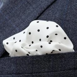 Tailor Toki Pochette De Costume En Soie à Petits Pois -Arkai Atlas Shop 29 small polka dots silk pocket square cropped