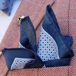 Tailor Toki Pochette De Costume En Soie Bleue à Pois -Arkai Atlas Shop 30 blue polka dots silk pocket square cropped