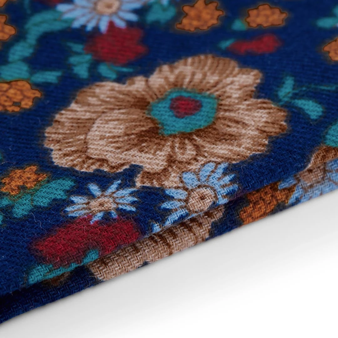 Tailor Toki Pochette De Costume Bleue à Motif Floral Rétro 4 Tailor Toki Pochette De Costume Bleue à Motif Floral Rétro – Image 2