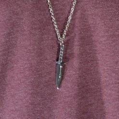 Fort Tempus Pendentif Couteau En Acier Noir 9 Fort Tempus Pendentif Couteau En Acier Noir -Arkai Atlas Shop 38 black knife stainless steel necklace cropped2