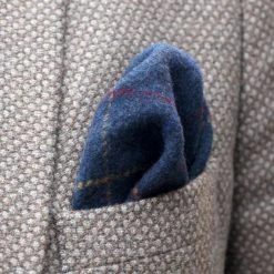 Tailor Toki Pochette De Costume En Laine Bleue à Carreaux, Coutures à La Main. -Arkai Atlas Shop 9132 pocket square