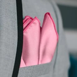 Trendhim Pochette De Costume Unie Rose Bonbon Brillant Avec Fin Liseré -Arkai Atlas Shop baby pink