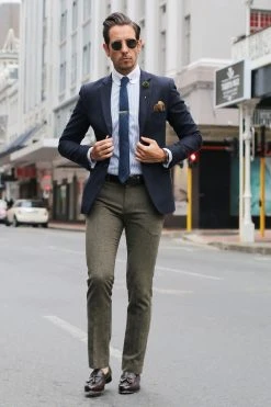 Warren Asher Pince à Cravate Dorée -Arkai Atlas Shop full length sm 3