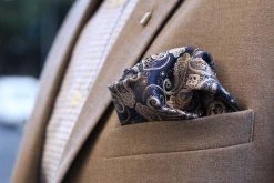 Tailor Toki Pochette De Costume Bleue à Motif Cachemire -Arkai Atlas Shop img 4355