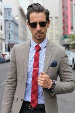 Tailor Toki Pochette De Costume En Laine Bleue à Carreaux, Coutures à La Main. -Arkai Atlas Shop medium shot 1sm 1