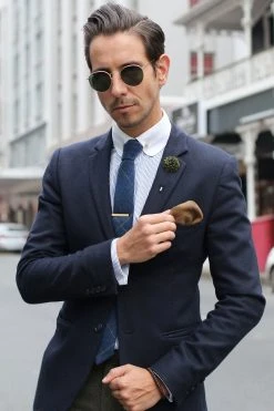 Tailor Toki Pochette De Costume En Laine Brune à Carreaux, Coutures à La Main -Arkai Atlas Shop medium shot sm