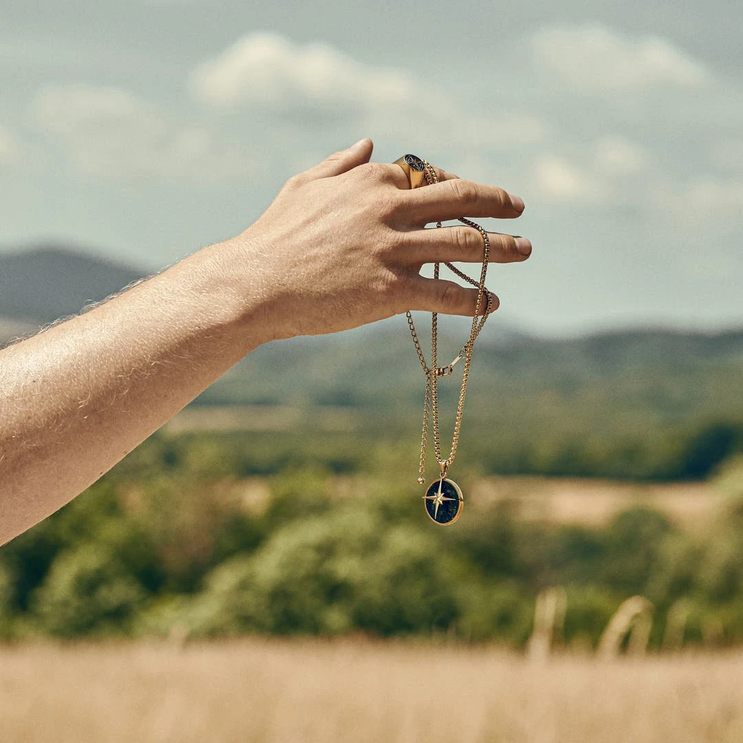 Arkai Atlas | Collier Doré à Pendentif étoile Polaire Et Pierre D'azurite Et Malachite 4 Arkai Atlas | Collier Doré à Pendentif étoile Polaire Et Pierre D'azurite Et Malachite – Image 2