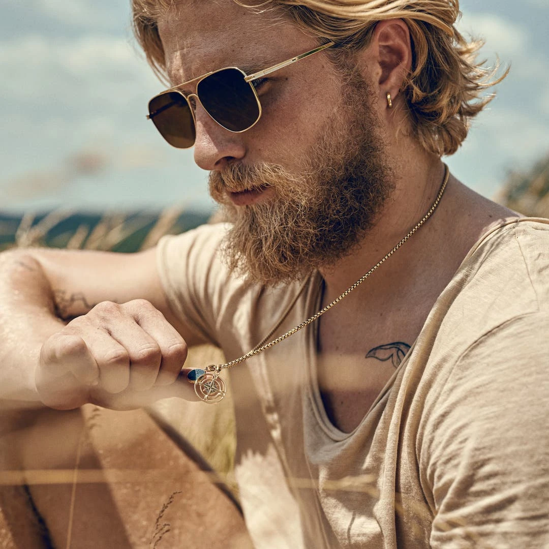 Arkai Atlas | Collier Doré à Pendentif Boussole Et Pierre D'azurite Et Malachite 5 Arkai Atlas | Collier Doré à Pendentif Boussole Et Pierre D'azurite Et Malachite – Image 3