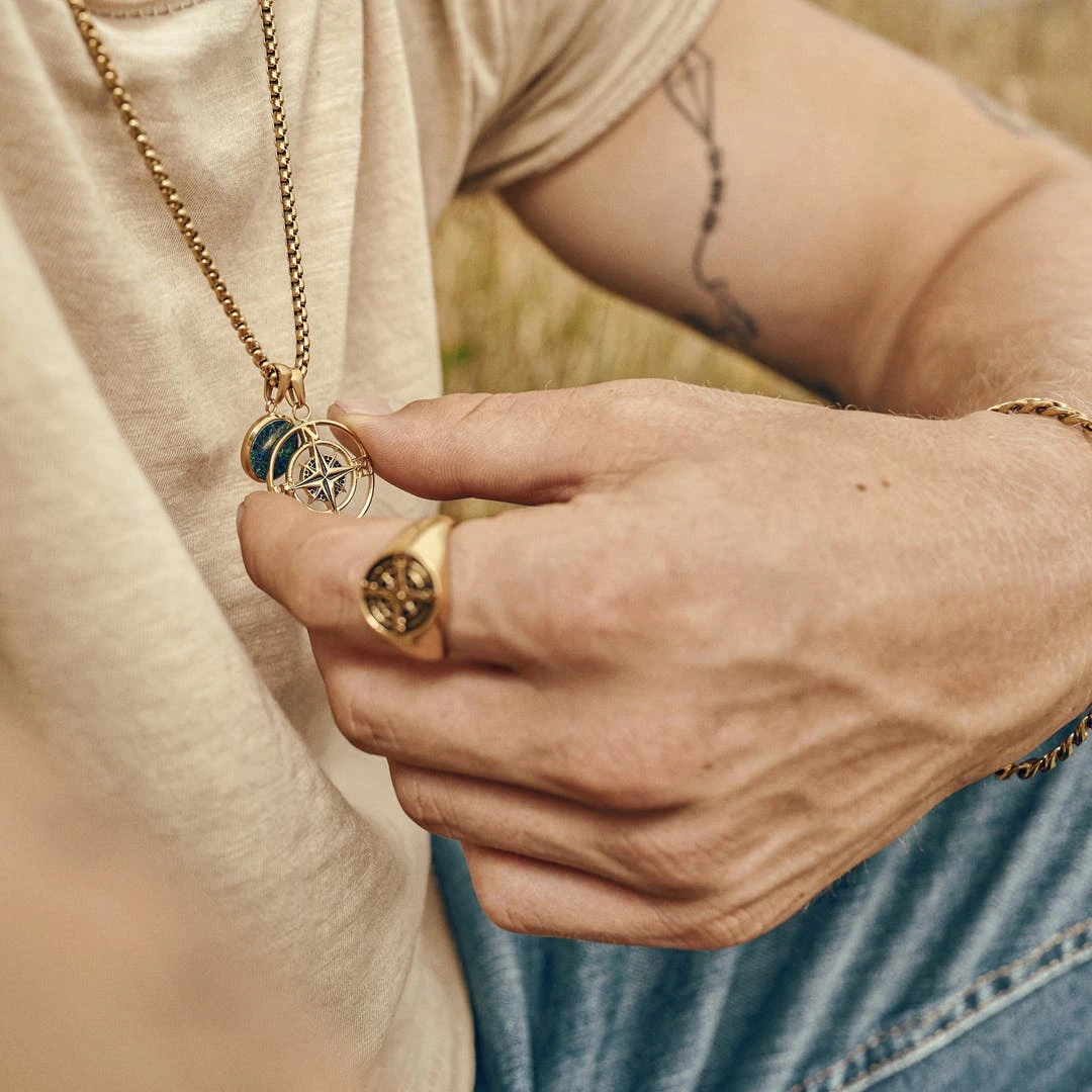 Arkai Atlas | Collier Doré à Pendentif Boussole Et Pierre D'azurite Et Malachite 4 Arkai Atlas | Collier Doré à Pendentif Boussole Et Pierre D'azurite Et Malachite – Image 2