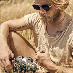 Arkai Atlas | Collier En Acier Inoxydable Doré à Pendentif Rotatif Mappemonde En Azurite Et Malachite -Arkai Atlas Shop rel atlas drop35 necklace5 tobias stelzner 1x1 1 25811