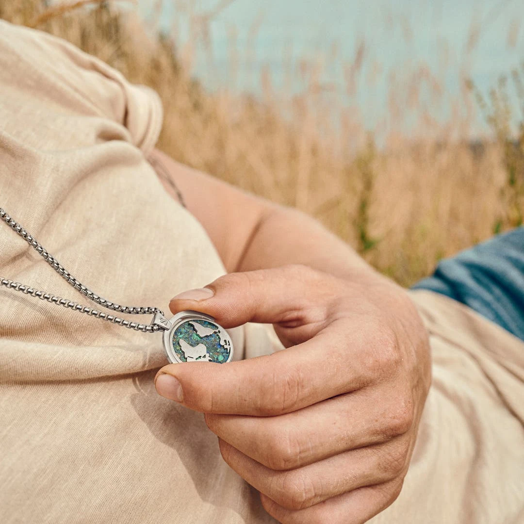 Arkai Atlas | Collier En Acier Inoxydable Argenté à Pendentif Rotatif Mappemonde En Azurite Et Malachite 4 Arkai Atlas | Collier En Acier Inoxydable Argenté à Pendentif Rotatif Mappemonde En Azurite Et Malachite – Image 2