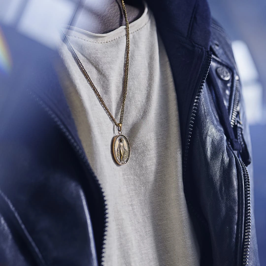 Lucleon Sanctus | Collier En Acier Doré Vintage Avec Médaille Miraculeuse 4 Lucleon Sanctus | Collier En Acier Doré Vintage Avec Médaille Miraculeuse – Image 2