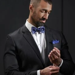 Trendhim Pochette De Costume Unie Bleu Marine Brillant 11 Trendhim Pochette De Costume Unie Bleu Marine Brillant -Arkai Atlas Shop rst megashoot bowties 12884 1