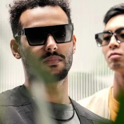 Otsu Occasus | Lunettes De Soleil Carrées Rétro à Verres Noirs Polarisés -Arkai Atlas Shop rst spring 23 otsu sunglasses square blackblack 1c