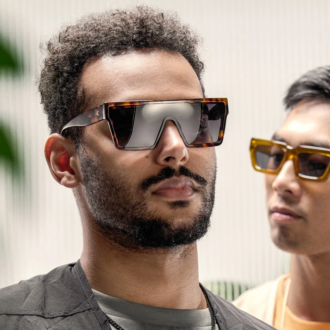 Otsu Occasus | Lunettes De Soleil Carrées Rétro à Motif écaille Et Verres Noirs Polarisés 4 Otsu Occasus | Lunettes De Soleil Carrées Rétro à Motif écaille Et Verres Noirs Polarisés – Image 2