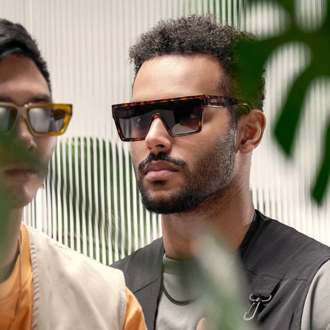 Otsu Occasus | Lunettes De Soleil Carrées Rétro à Motif écaille Et Verres Noirs Polarisés 5 Otsu Occasus | Lunettes De Soleil Carrées Rétro à Motif écaille Et Verres Noirs Polarisés – Image 3