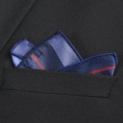 Trendhim Pochette De Costume En Soie à Rayures Bleu Marine, Rouges Et Bleu Pastel 13 Trendhim Pochette De Costume En Soie à Rayures Bleu Marine, Rouges Et Bleu Pastel -Arkai Atlas Shop ste megashoot pocketsqaure 15632 12 bm