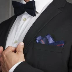 Trendhim Pochette De Costume En Soie à Rayures Bleu Marine, Rouges Et Bleu Pastel 11 Trendhim Pochette De Costume En Soie à Rayures Bleu Marine, Rouges Et Bleu Pastel -Arkai Atlas Shop ste megashoot pocketsqaure 15632 13