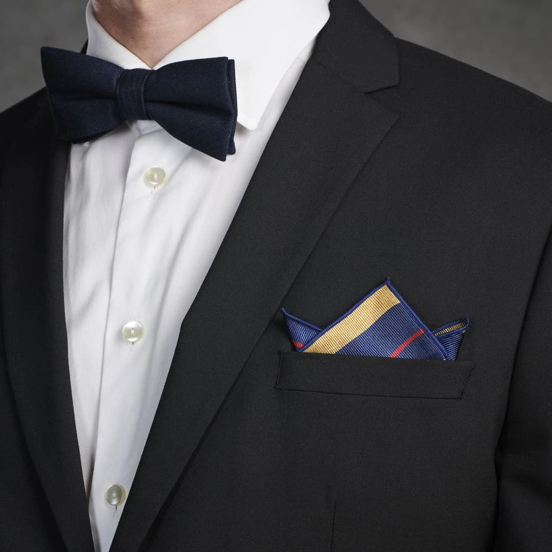 Trendhim Pochette De Costume En Soie à Rayures Bleu Marine, Or Et Rouge 5 Trendhim Pochette De Costume En Soie à Rayures Bleu Marine, Or Et Rouge – Image 3