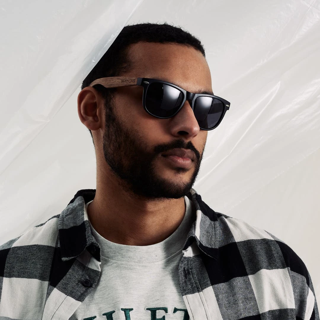 Waykins Lunettes De Soleil Rétro Noires à Verres Polarisés Et Branches En Bois 4 Waykins Lunettes De Soleil Rétro Noires à Verres Polarisés Et Branches En Bois – Image 2