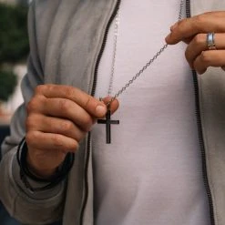 Fort Tempus Petite Croix Noire Avec Chaine En Acier Inoxydable -Arkai Atlas Shop trendhim september 2020 set 11 1188 sq